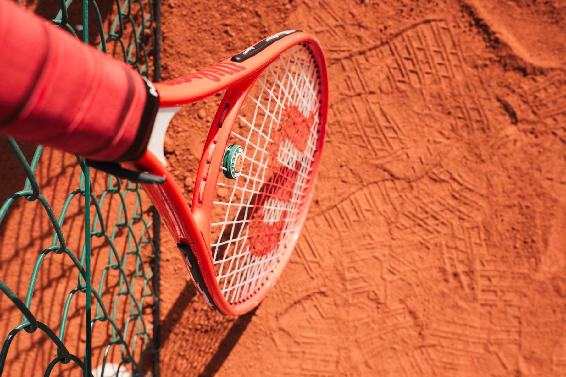 Raquette de tennis sur la terre battue
